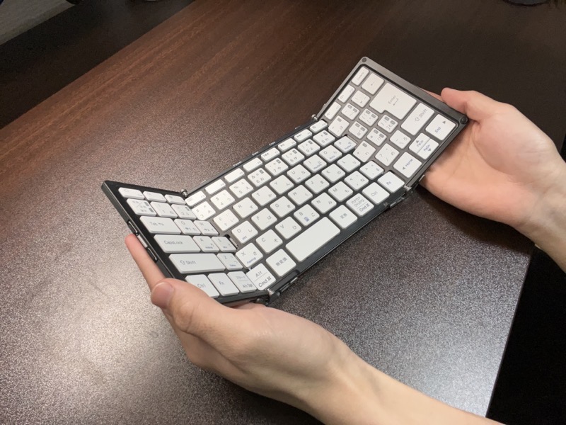 フルサイズを持ち歩く。日本語配列の折りたたみキーボード【MOBO Keyboard】 | みーるらいふ